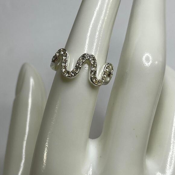 Cocktail fashion silver ring women's size 6.75 with rhinestone inset - Picture 8 of 11